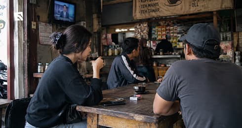 Bayang-bayang Stigma di Balik Meja Warkop dan Perempuan yang Ngopi di Atasnya