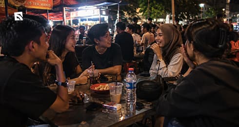 Malam Mingguan: Kehidupan Malam untuk Membangun Interaksi Sosial Hingga Seksual.